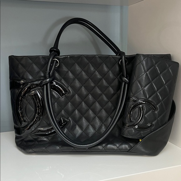 CHANEL Black Quilted Handbag with Logo Faiths show - Picture 1 of 1